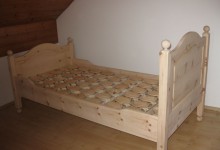 Bett in Zirbe