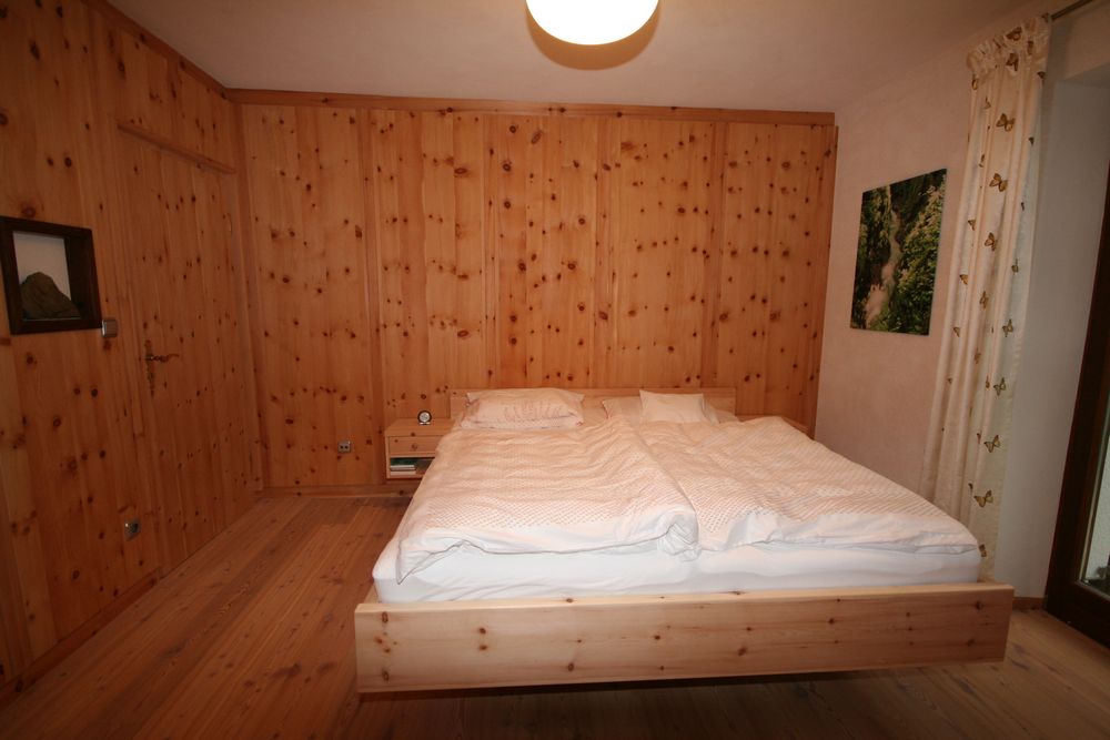 Schlafzimmer in Zirbe