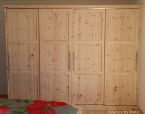 Zirbenschrank mit Schiebetüren