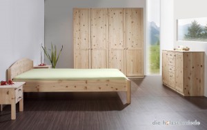 Zirbenzimmer mit Nachttisch