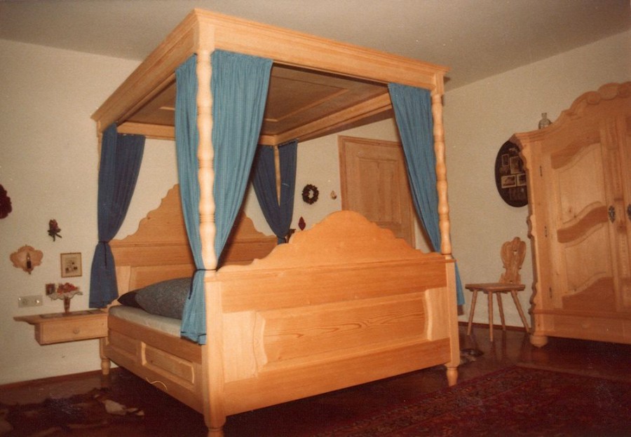 Himmelbett von der Schreinerei Loferer aus Holzkirchen in Oberbayern